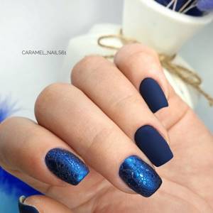 Matte manicure with a bubble effect in blue.