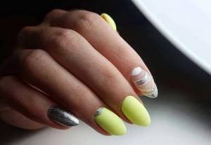 Matte yellow manicure with glitter