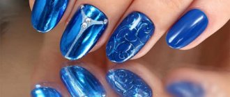 Металлический синий оттенок на ногтях