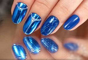 Металлический синий оттенок на ногтях