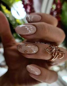 Mix of glitter decor on nails