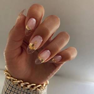 Almond-shaped nails 2022-2023 with current design and fashionable decor