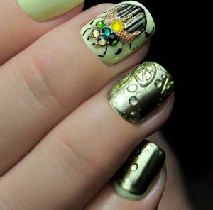 Fashionable shades of green gel polish on nails
