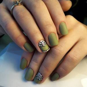 Fashionable shades of green gel polish on nails