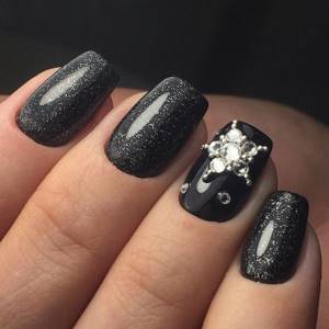 Fashionable manicure with glitter