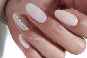 Milky manicure with glitter