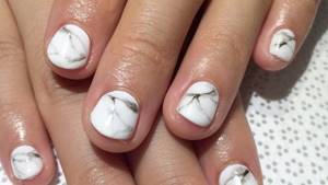 Marble manicure close up