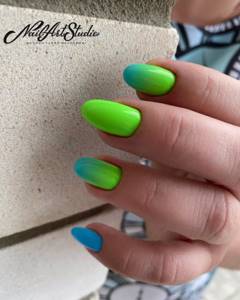 Mint-lime manicure gradient on tips