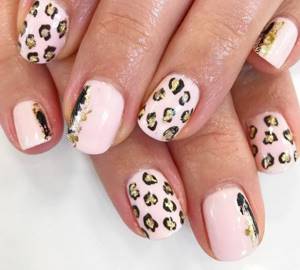 The photo shows a leopard manicure design