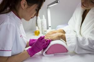 Applying varnish in the salon