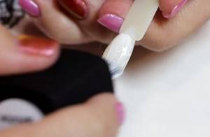 Apply the first gel polish to your nails and do not dry it