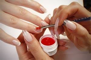 Extension or strengthening of nails with biogel