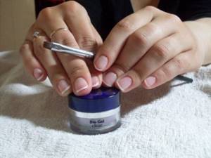 Extension or strengthening of nails with biogel