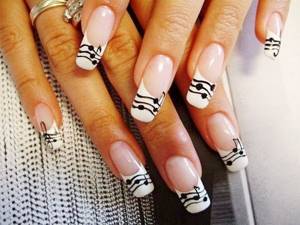 Extended nails with music notes patterns