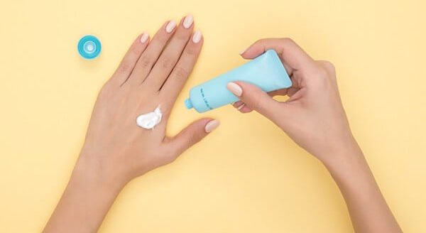 Poor quality cream is the cause of problems with manicure coating