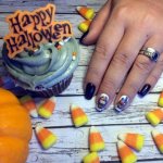 Необыкновенный маникюр на Хэллоуин 2022: эффектные идеи дизайна ногтей на фото
