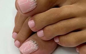 Нежно-розовый, романтичный nail-дизайн с абстракциями
