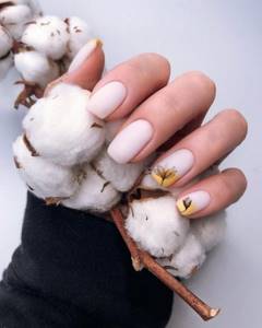 Delicate manicure with flowers