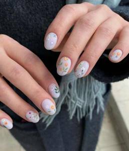 Delicate nail art with flowers