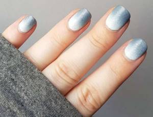 Delicate blue gradient for short nails