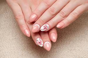 Nails with poppies