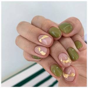 Nails with gold patterns