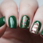 New Year&#39;s manicure with Christmas tree