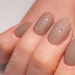 Nude bubble manicure