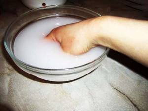 Cleaning hands with soda solution