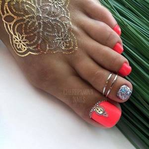 Charming pedicure with glitter 2022-2023 – new and trendy photo ideas