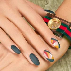 Autumn manicure is matte with interesting geometry.