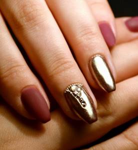 Autumn manicure with glitter of gold and silver, photo