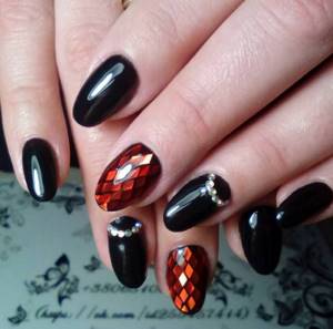 Autumn manicure with fashionable geometry, photo