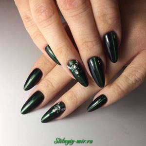 Autumn green manicure