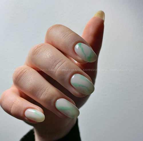 Pastel manicure with streaks