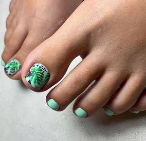 Pedicure in mint tones