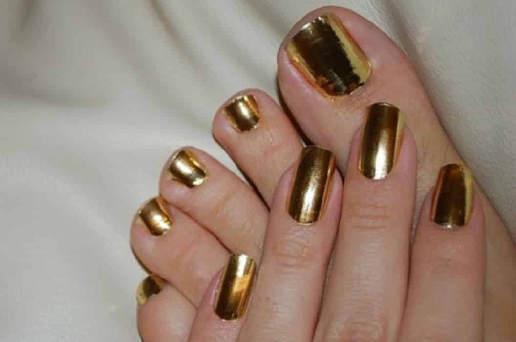 Pedicure in gold