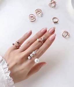 Selecting rings for a fashionable manicure