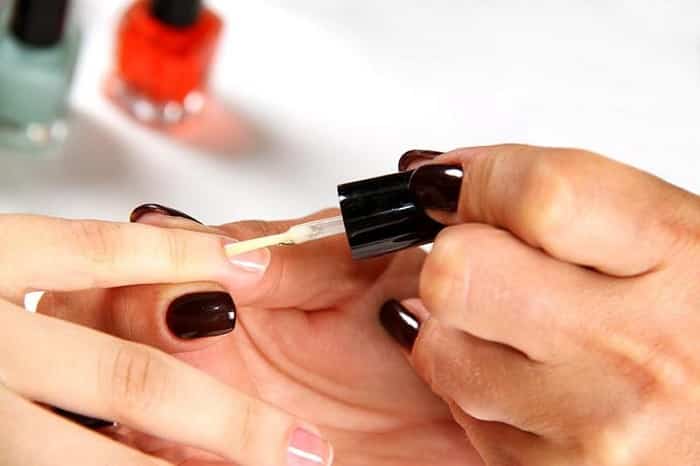 Preparing the skin around the nail for airbrushing