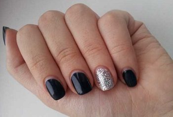 Coating your nails with gel polish allows you to grow short nails