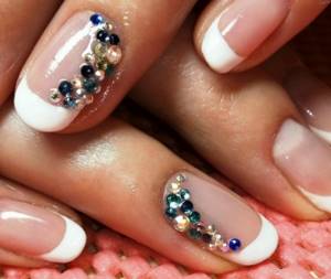 After applying the rhinestones, the manicure needs to be sealed with clear varnish.