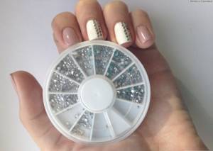 When choosing rhinestones for manicure, it is important not to overdo it.