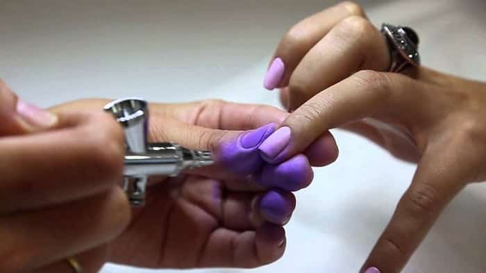 Using a manicure airbrush