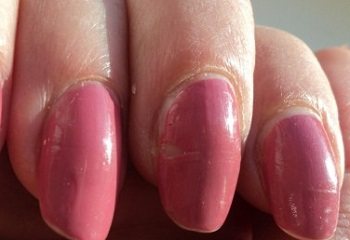 Cracking of gel polish due to simultaneous exposure to moisture and high temperatures