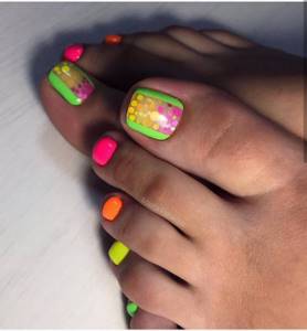 Multi-colored pedicure with kamifubiks