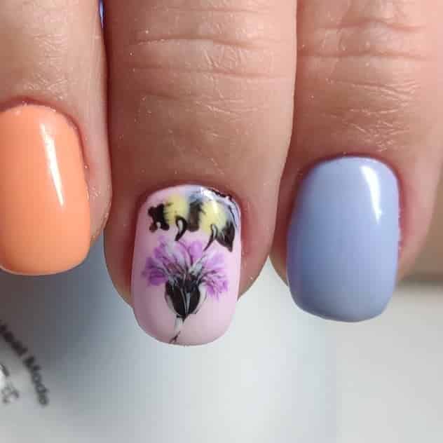 Рисунок пчелы на коротких квадратных нарощенных ногтях