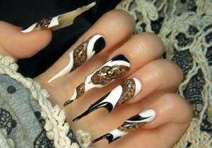 Snake drawing on nails