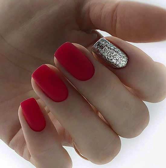 Luxurious red New Year&#39;s manicure