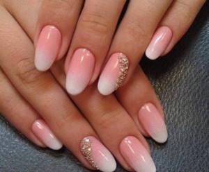 Розовый градиент на ногтях