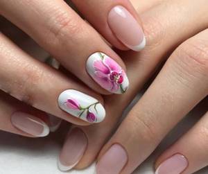 Pink manicure with flowers